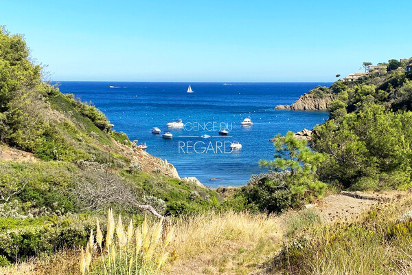 Недвижимость с видом на море в Cap Bnat
