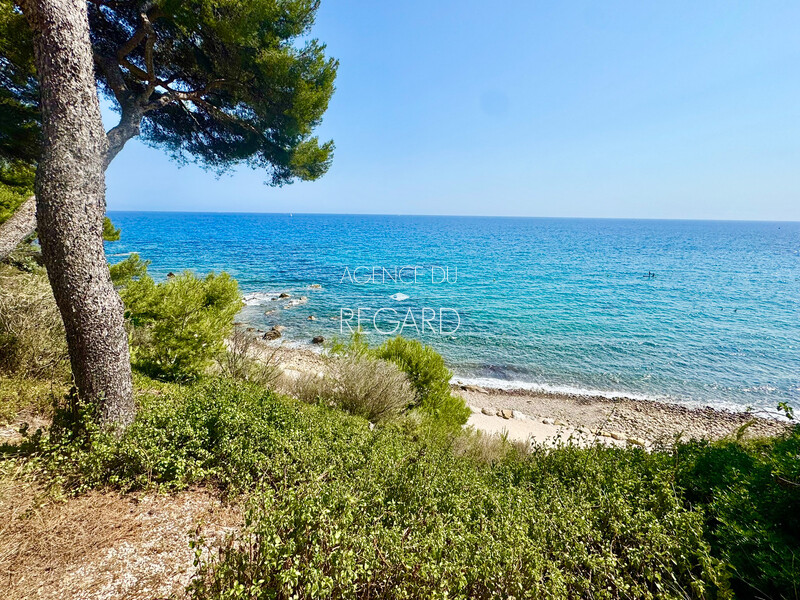 South facing, beach on foot and sea view...