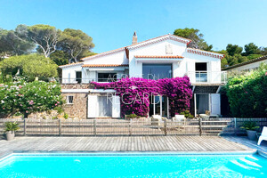 waterfront property in Saint-Raphael