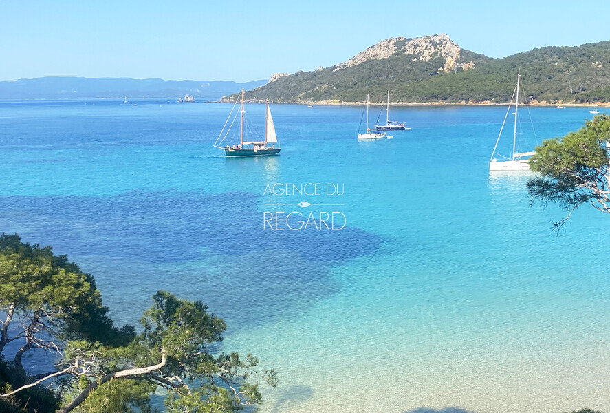 In Porquerolles, feet in the water...