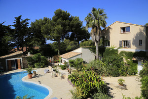 Villa with sea view in Carqueiranne sold by agence du Regard